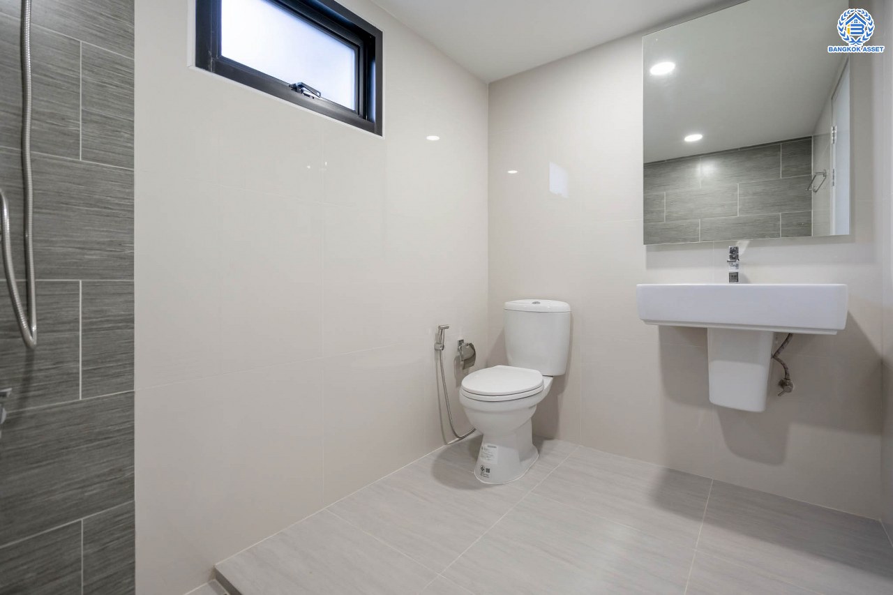 บ้านมือสองตกแต่งใหม่ ม.เนเบอร์โฮม วัชรพล เนื้อที่ 68 ตร.ว. ฟังก์ชัน 3 ห้องนอน 4 ห้องน้ำ 1 ห้องแม่บ้าน จอดรถได้ 2 คัน บนทำเลเชื่อมต่อหลายเส้นทาง ทั้ง ถนนสุขาภิบาล5 ถนนสายไหม และถนนรามอินทรา ใกล้ทางด่วน "ฉลองรัช" และรถไฟฟ้าสายสีเขียว "สถานีสายหยุด"